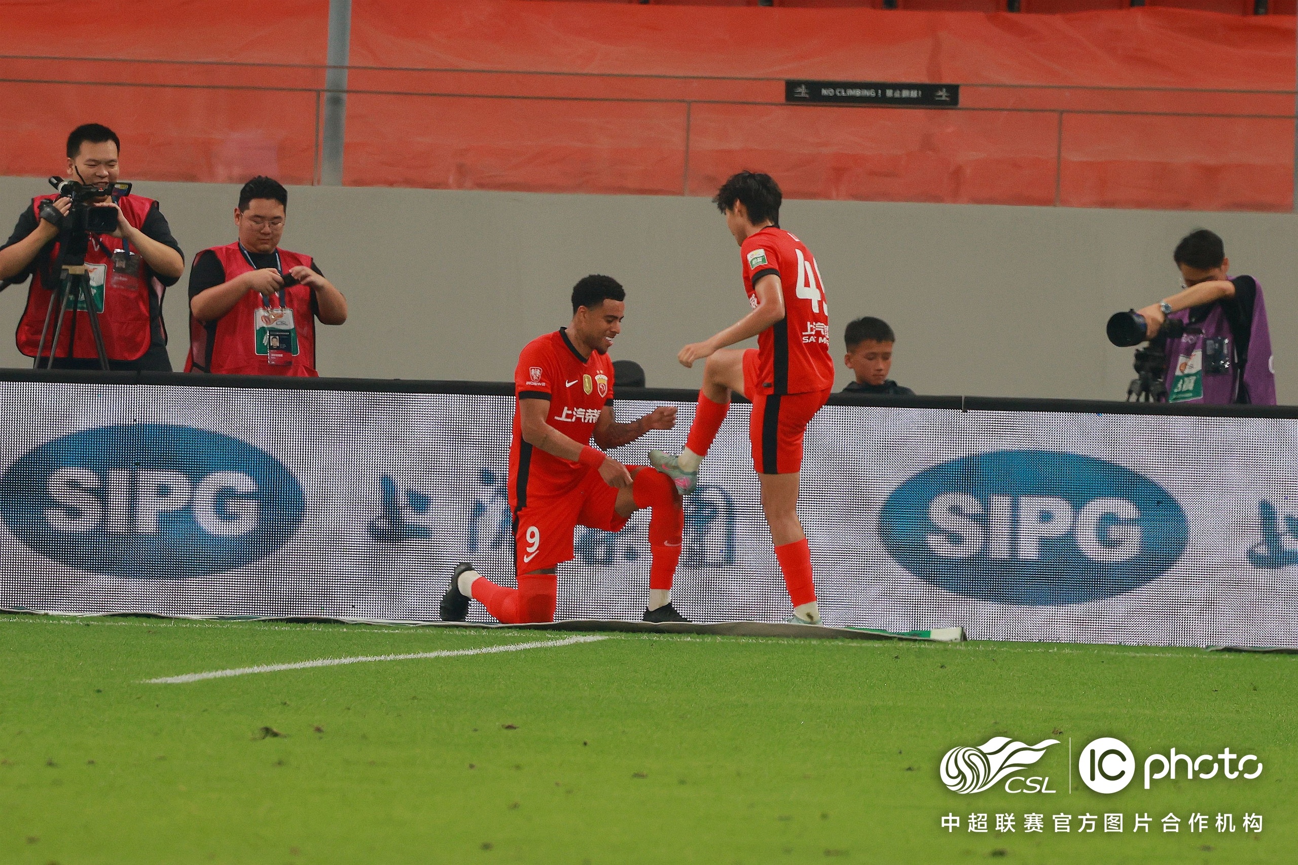 ld sports-多伦多猛龙围绕足总杯队长鼓劲波尔图手感冰凉备战中超，现场解说直呼：布莱顿今夜远射贴柱的简单介绍